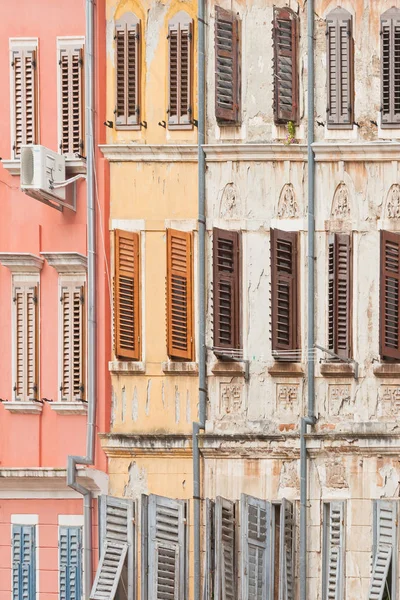 Rovinj, Istrien, Kroatien-historiska fasader med trä galler w Stockfoto