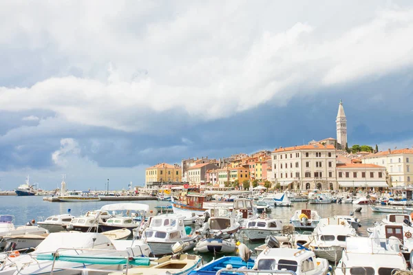 Rovinj, Kroatien-september 2, 2017-många motorbåtar på har Stockfoto