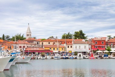 Novigrad, Istria, Hırvatistan - 3 Eylül 2017 - Tekneler ve evler
