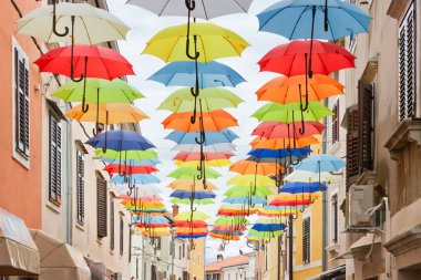 Novigrad, Istria, Hırvatistan - Pitoresk renkli şemsiyeler içinde th