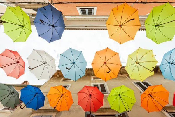 Novigrad, Isztria, Horvátország-Találd meg a hibát-az egyik esernyő m — Stock Fotó