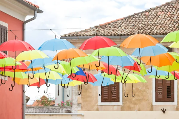 Novigrad, Istrien, Kroatien-färgglada paraplyer på gatorna i Royaltyfria Stockfoton