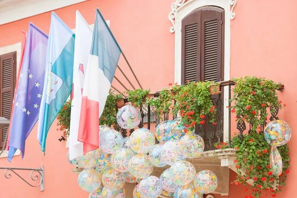 Novigrad, Istrien, Kroatien - Flaggen und Strandbälle auf einem malerischen Platz Stockbild