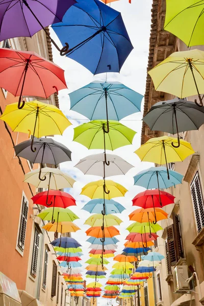 Novigrad, Istrien, Kroatien-färgglada paraplyer bundna i linje till c Stockbild