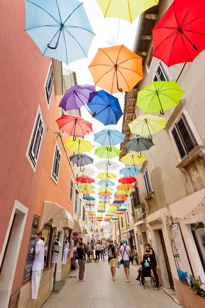 Novigrad, Istria, Croacia - 3 de septiembre de 2017 - Turistas caminando Imagen de stock