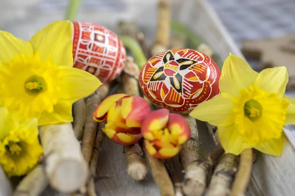 Huevos Pascua Pintados Mano Ramas Abedul Bandeja Madera Gris Huevos — Foto de Stock