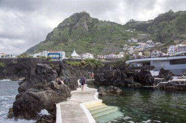 Porto Moniz, Madeira / Portekiz - 20 Nisan 2017: lav havuzları ile karmaşık millet Madeira ucunda kış sezonu, havuz suyu vardı 18 santigrat derece yenileniyor