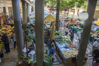 Mercado dos Lavradores meyve pazarı, Funchal / Madeira - 22 Nisan 2017: alıcı ve satıcı üzerinde ünlü Mercado dos Lavradores piyasa, meyve ve sebze büyük bir seçim de turistler her gün çekiyor