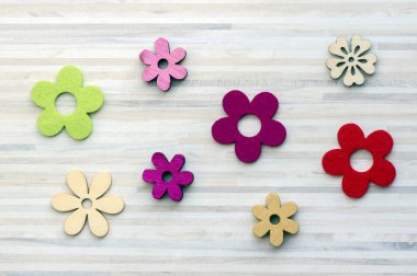 Ahşap ve tekstil çiçekler, çiçekleri hayat, bahar zamanı Paskalya dekorasyon beyaz gri ahşap masa üzerinde hala.