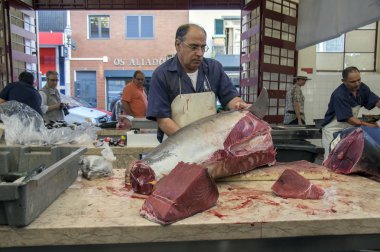 Mercado dos Lavradores balık pazarı, Funchal / Madeira - 22 Nisan 2017: balıkçı ve kasaplar kesme ve taze tunas satış