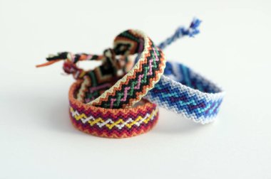 El yapımı ev yapımı doğal dokuma bilezikler dostluk grubu beyaz arka plan üzerinde izole, görünümü Kapat