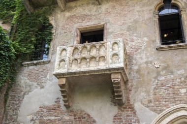 Juliette'ler evi, ünlü turistik ve çok romantik bir yerde Verona balkon