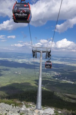 Skalnate pleso, yüksek Tatra Dağları / Slovakya - 6 Temmuz 2017: teleferik Tatranska Lomnica köyden gelen turistler de yaz sezonu boyunca getiren Skalnate pleso İstasyonu