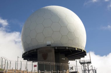 Pico Arieiro, Madeira / Portekiz - 21 Nisan 2017: hava savunma Radar istasyonu üstünde belgili tanımlık tepe Pico do Arieiro üçüncü en yüksek dağ Madeira, en sevdiğim turistik yer almaktadır