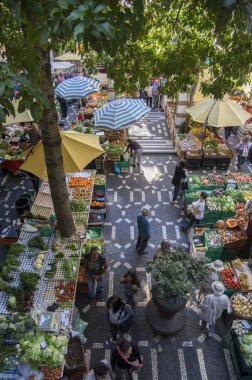 Mercado dos Lavradores meyve pazarı, Funchal / Madeira - 22 Nisan 2017: alıcı ve satıcı üzerinde ünlü Mercado dos Lavradores piyasa, meyve ve sebze büyük bir seçim de turistler her gün çekiyor