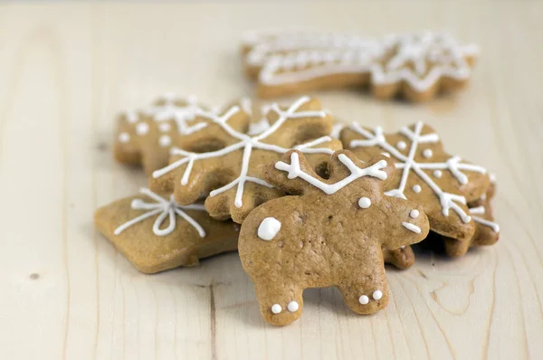 彩绘传统圣诞蜜糖饼安排在木托盘在白天 常见的美味糖果节日 各种形状 彗星和驯鹿动物 — 图库照片