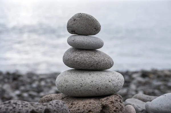 Taş Cairn Kule Dengeli Taş Kaya Zen Heykel Işık Gri — Stok fotoğraf