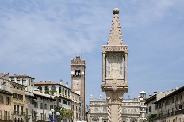 Słynny Włoski Placu Piazza Delle Erbe Przeciw Błękitne Niebo — Zdjęcie stockowe