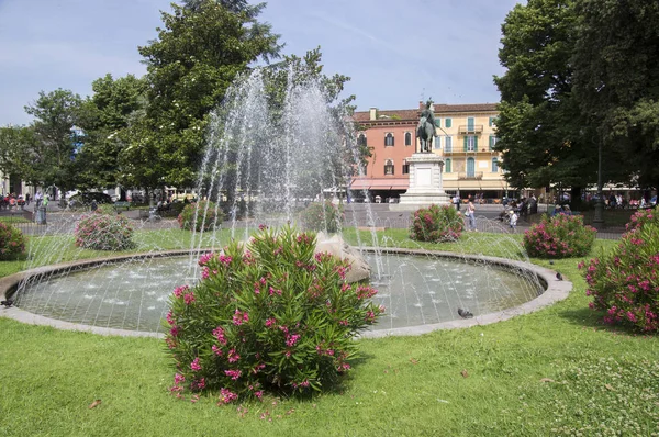 Verona Cidade Itália Junho 2017 Pequenos Grupos Turistas Praça Histórica — Fotografia de Stock