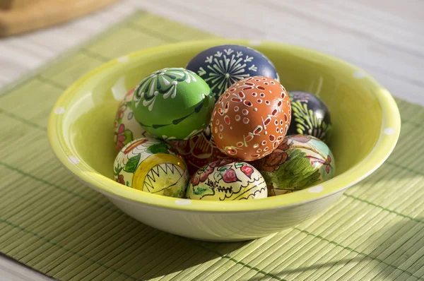 Grupo Huevos Pascua Pintados Con Cera Cuenco Verde Manchado Mesa — Foto de Stock