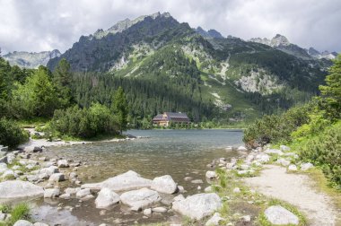Göl Popradske pleso buzultaş dammed şaşırtıcı doğa, yüksek Tatra Dağları, Slovakya