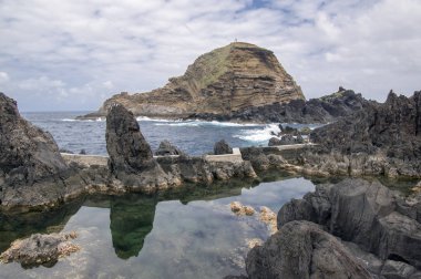 Lav havuzları karmaşık ve şehir Porto Moniz Madeira ucunda kış sezonu, havuz suyu