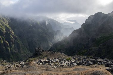 Pico Arieiro hiking trail, şaşırtıcı sihirli manzara inanılmaz hit, kayalar ve sis, kayaların arasındaki vadi görünümünü yapmak
