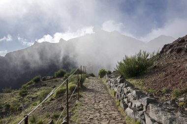 Pico Arieiro hiking trail, şaşırtıcı sihirli manzara inanılmaz hit, kayalar ve sis, hava savunma Radar istasyonu tepe üzerinde yapmak