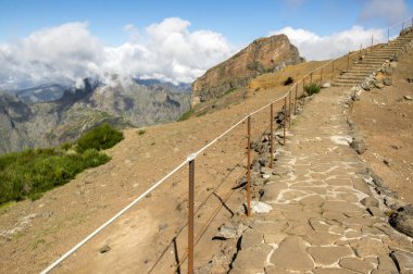 Pico Arieiro hiking trail, şaşırtıcı sihirli manzara inanılmaz hit, kayalar ve sis, korkuluk ile yol yapmak