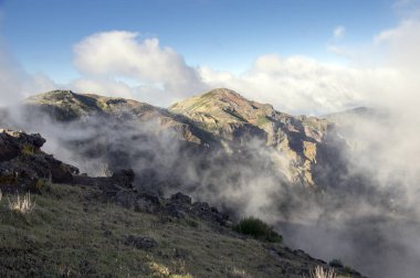 Pico yapmak Arieiro hiking trail, şaşırtıcı sihirli manzara inanılmaz hit, kayalar ve sis