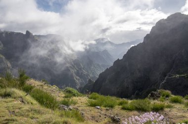 Pico Arieiro hiking trail, şaşırtıcı sihirli manzara inanılmaz hit, kayalar ve sis, kayaların arasındaki vadi görünümünü yapmak