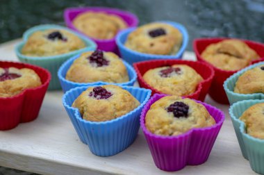 Çikolata, böğürtlen, çilek, fındık ve kuru üzüm Silikon kalıplar ahşap mat, çeşitli renkler, kalpleri şekilleri ile muz kekler