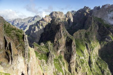 Pico yapmak Arieiro hiking trail, şaşırtıcı sihirli manzara inanılmaz hit, kayalar ve sis