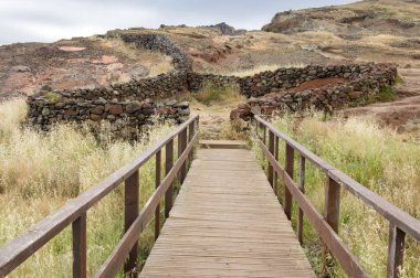 Doğu kesiminde Adası Madeira, Ponta de Sao Lourenco, Canical kasaba, Yarımada, kuru iklim, kurak manzara, ahşap köprü ve korkuluk, bulutlu hava