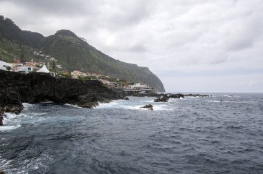 Lav havuzları karmaşık ve şehir Porto Moniz Madeira ucunda kış sezonu, havuz suyu