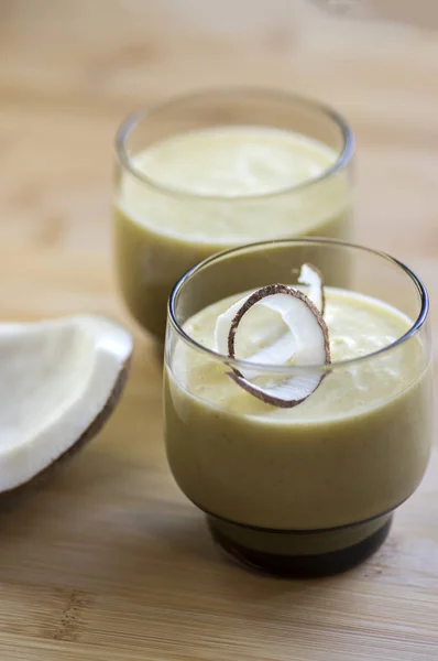 Ananas Smoothie Mit Bananen Haferflocken Und Kokosmilch Dekoriert Mit Kokoschips — Stockfoto