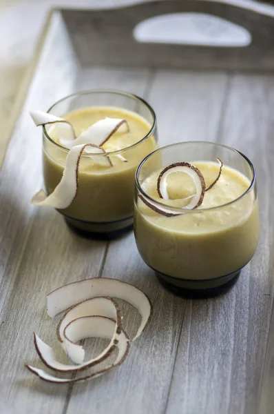 Ananas Smoothie Mit Bananen Haferflocken Und Kokosmilch Dekoriert Mit Kokosraspeln — Stockfoto