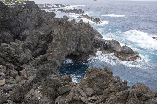 Lav havuzları karmaşık ve şehir Porto Moniz Madeira ucunda kış sezonu, havuz suyu