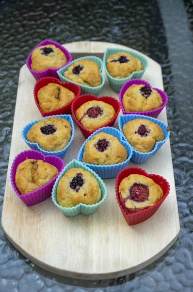Muffins Μπανάνας Σοκολάτα Βατόμουρα Φράουλες Καρύδια Και Σταφίδες Καλούπια Σιλικόνης — Φωτογραφία Αρχείου