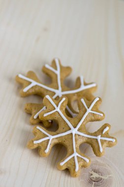 Boyalı geleneksel Noel gingerbreads gün ışığında, ahşap tepsi üzerinde ortak lezzetli tatlılar tatil, çeşitli şekiller - kar taneleri için düzenlenmiş