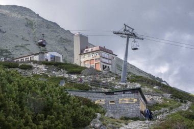 Skalnate pleso, yüksek Tatra Dağları / Slovakya - 6 Temmuz 2017: teleferik Tatranska Lomnica köyden gelen turistler de yaz sezonu boyunca getiren Skalnate pleso İstasyonu