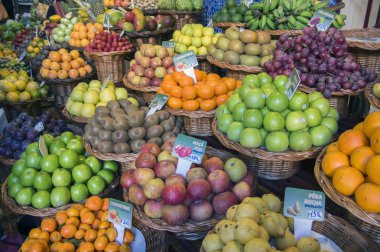 Funchal meyve piyasada çeşitli meyveler, birçok tür tutku meyve, fiyatları