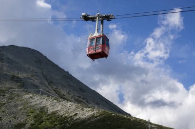 Lomnicky stit, yüksek Tatra Dağları / Slovakya - 6 Temmuz 2017: hava Asansör istasyonu Skalnate pleso gelen turistlere Dağı Lomnicky stit, kırmızı kabin teleferik dolu şaşırtıcı