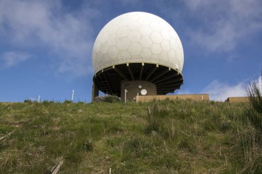 Pico Arieiro, Madeira / Portekiz - 21 Nisan 2017: hava savunma Radar istasyonu üstünde belgili tanımlık tepe Pico do Arieiro üçüncü en yüksek dağ Madeira, en sevdiğim turistik yer almaktadır