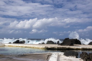 Lav havuzları yüzme havuzu kompleksi, Porto Moniz, Madeira, Portekiz, vahşi okyanus ve dalgalar