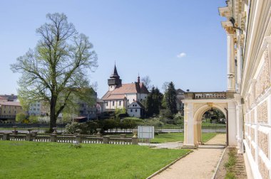 Kilise St. Wenceslas şehirdeki Svetla nad Sazavou, saat kulesi, güneş ışığı, yeşil ve mavi gökyüzü