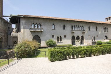 Castelvecchio'yu köprü Veron Adige Nehri, tarihi yeri, mavi gökyüzü ve su yansımalar Bridge'de güçlendirilmiş