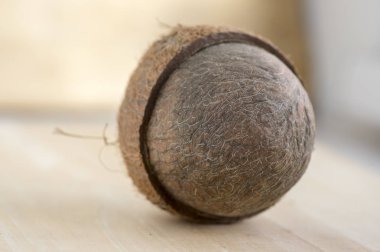 Nutshells ahşap bambo tablo, lezzetli kahverengi ceviz meyve ile tam Hindistan cevizi