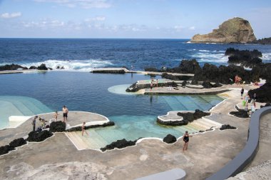 Porto Moniz, Madeira / Portekiz - 20 Nisan 2017: lav havuzları ile karmaşık millet Madeira ucunda kış sezonu, havuz suyu vardı 18 santigrat derece yenileniyor