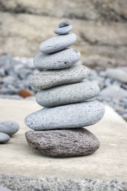 Taş cairn kule, dengeli taş, kaya zen heykel, ışık gri çakıl